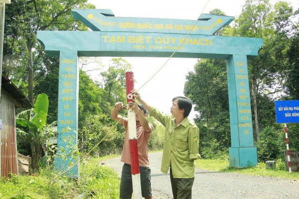 Anh Dương Quang Hùng cùng đồng nghiệp sửa chốt barie tại chốt bảo vệ rừng ở thôn Bù Rên, xã Bù Gia Mập, huyện Bù Gia Mập, tỉnh Bình Phước.