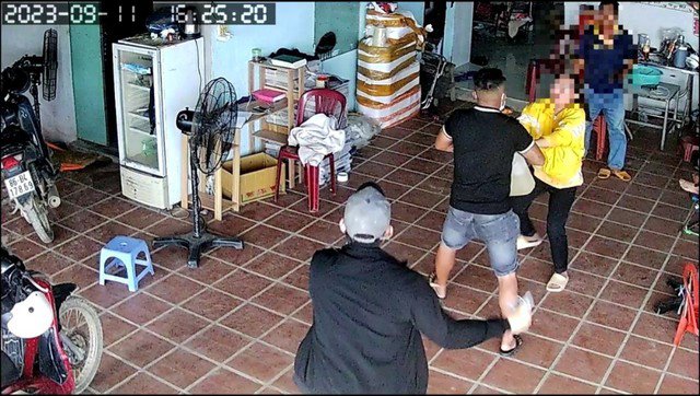 Bình Thuận: Truy tố 2 người con trai tưới xăng dọa đốt nhà mẹ ruột - 1