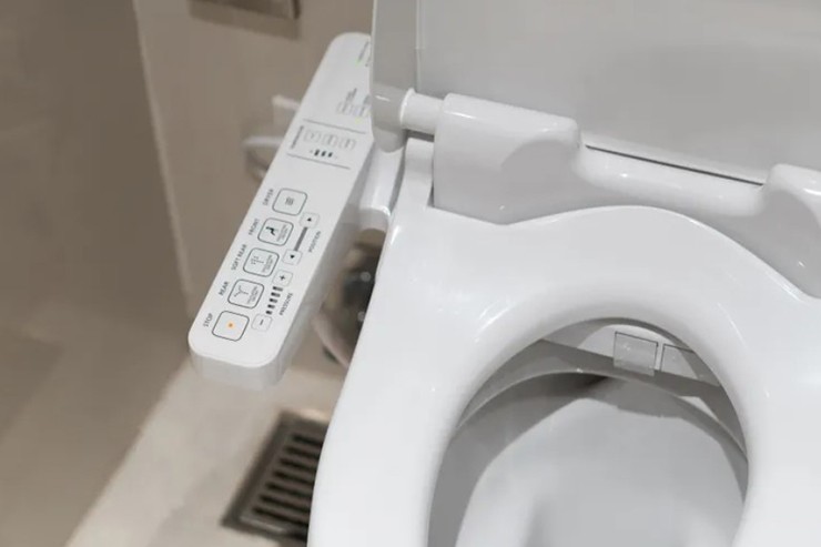 Bồn cầu Washlet thông minh: Siêu nhà vệ sinh của Nhật Bản được trang bị vô số chức năng công nghệ cao. Với nhiều loại vòi xịt phía sau, bộ điều khiển nhiệt độ nước, nước hoa và thậm chí cả âm thanh chống ồn... Không ít du khách cảm thấy choáng ngợp và bối rối khi lần đầu sử dụng nhà vệ sinh thông minh này.
