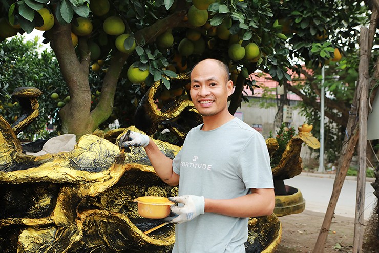 “Năm nay là năm con rồng nên tôi quyết định tạo ra những chậu bưởi cảnh độc đáo hình rồng. Để mang lại nhiều tài lộc cho gia chủ, tôi sơn chậu bằng vàng 24K”, anh Hoàn nói.
