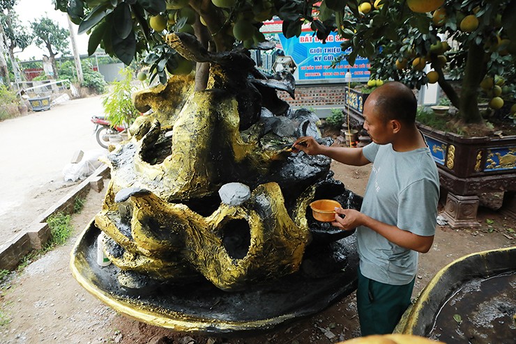 Anh Hoàn cho biết&nbsp;những chậu bưởi to như như thế này anh phải có ý tưởng từ trước và đổ chậu bê tông sao cho phù hợp với cây, tạo thành một bố&nbsp;cục đẹp mắt.
