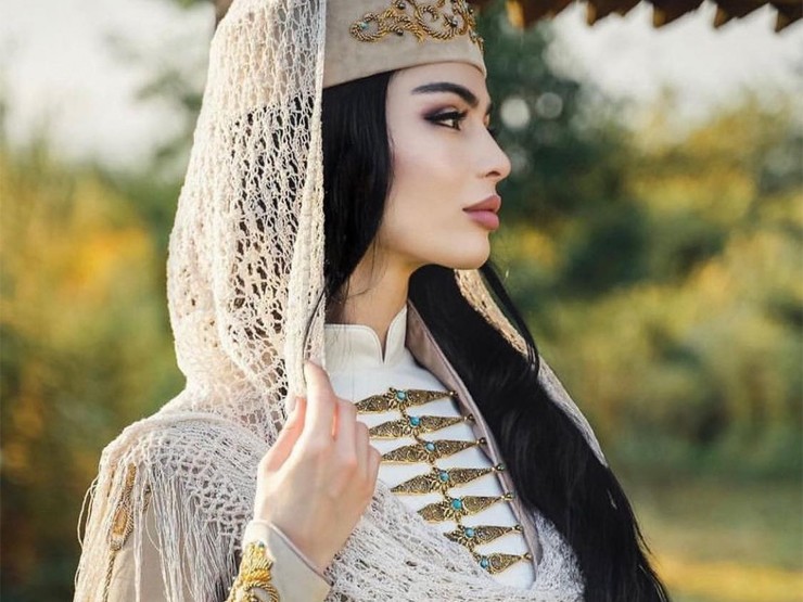 Trên thực tế, phụ nữ Circassian cũng sở hữu&nbsp;da trắng sáng tự nhiên, đôi&nbsp;mắt đẹp, sâu thẳm, vòng&nbsp;eo thon, bàn tay và bàn chân thon thả, rất đẹp.
