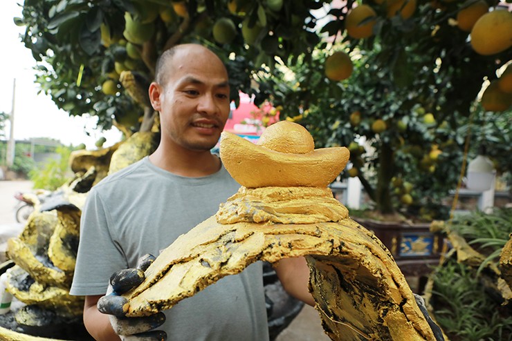 Một số điểm trên chậu anh Hoàn làm những “thỏi vàng” với ý nghĩa mang cho gia chủ năm mới nhiều tài lộc.
