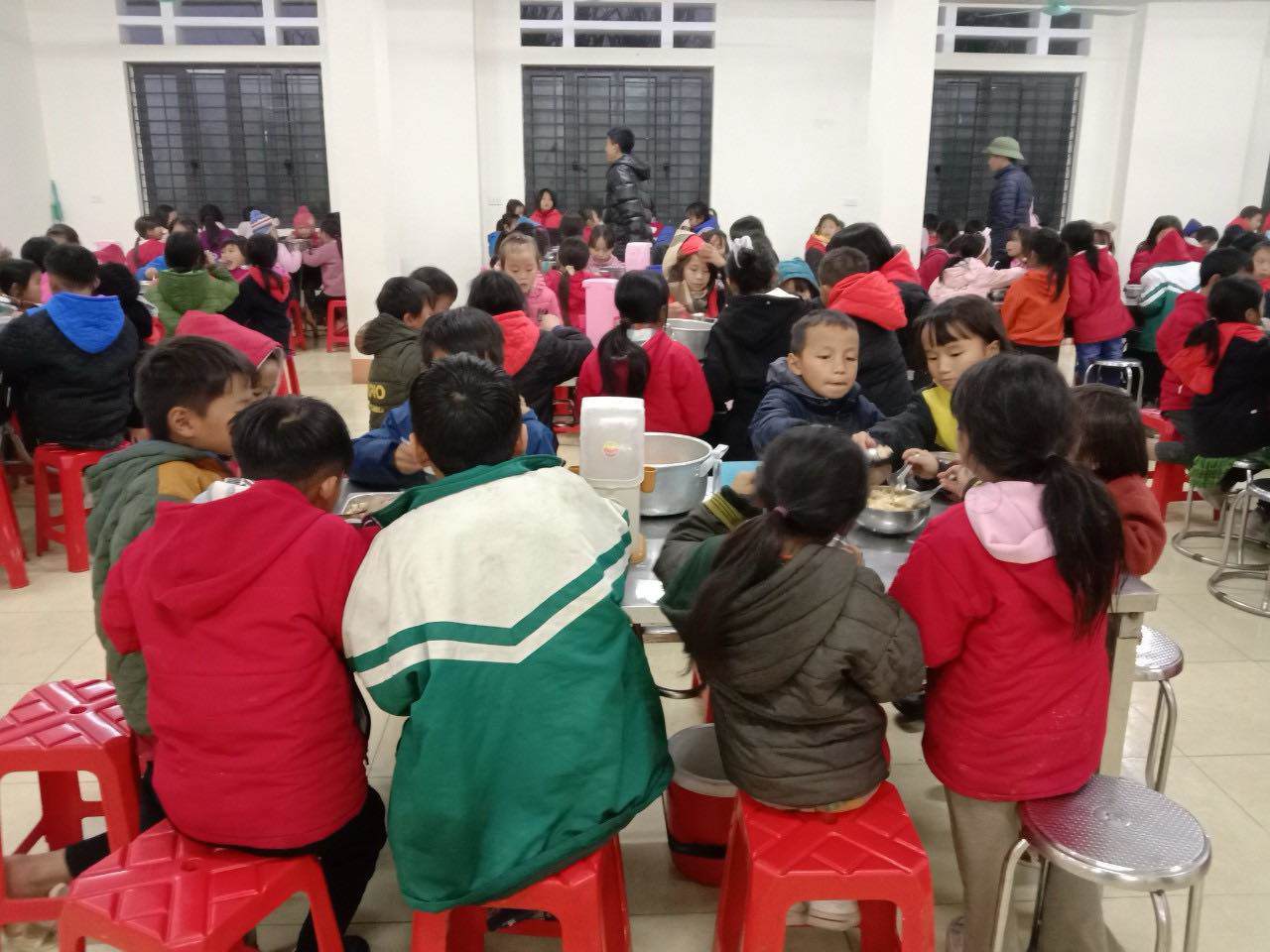 Hình ảnh bữa ăn tại trường bán trú sau khi bị tố cho học sinh ăn 2 gói mì tôm chan cơm - 3
