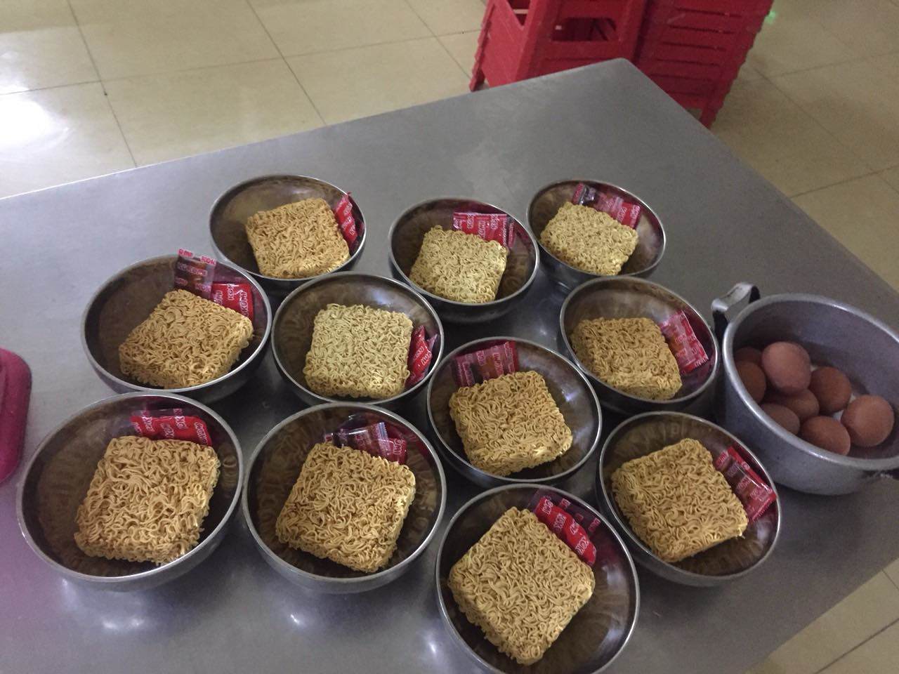 Hình ảnh bữa ăn tại trường bán trú sau khi bị tố cho học sinh ăn 2 gói mì tôm chan cơm - 5
