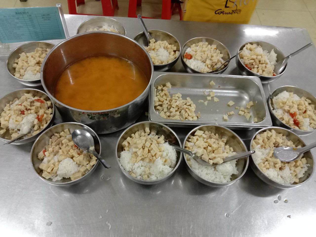 Hình ảnh bữa ăn tại trường bán trú sau khi bị tố cho học sinh ăn 2 gói mì tôm chan cơm - 7