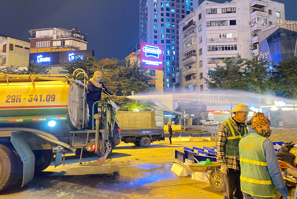 Công nhân cầu đường làm việc xuyên đêm trong thời tiết lạnh thấu xương.