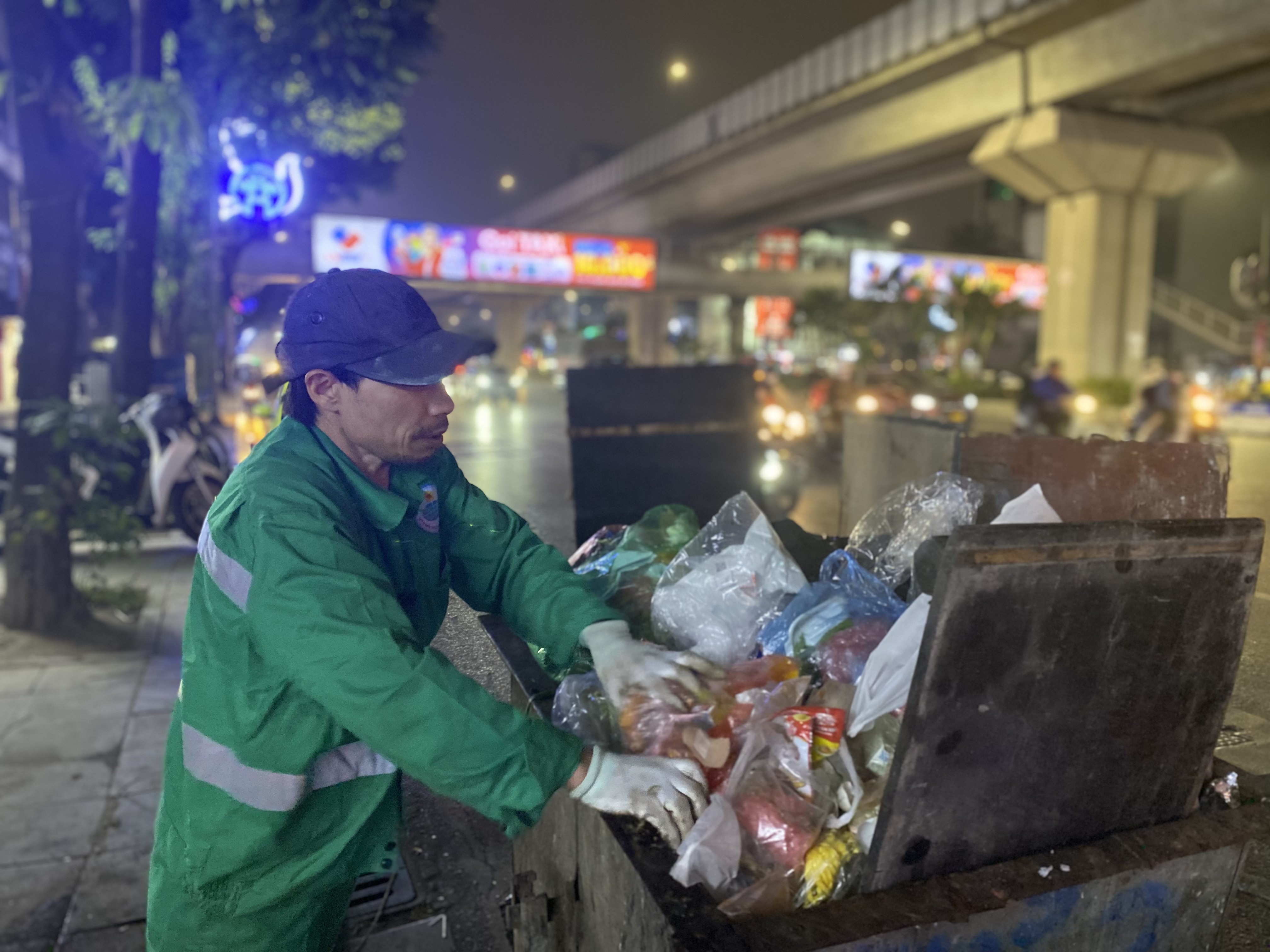 Dù thời tiết nắng hay mưa, những công nhân&nbsp;vệ sinh môi trường đều phải làm việc vất vả,&nbsp;cực nhọc.