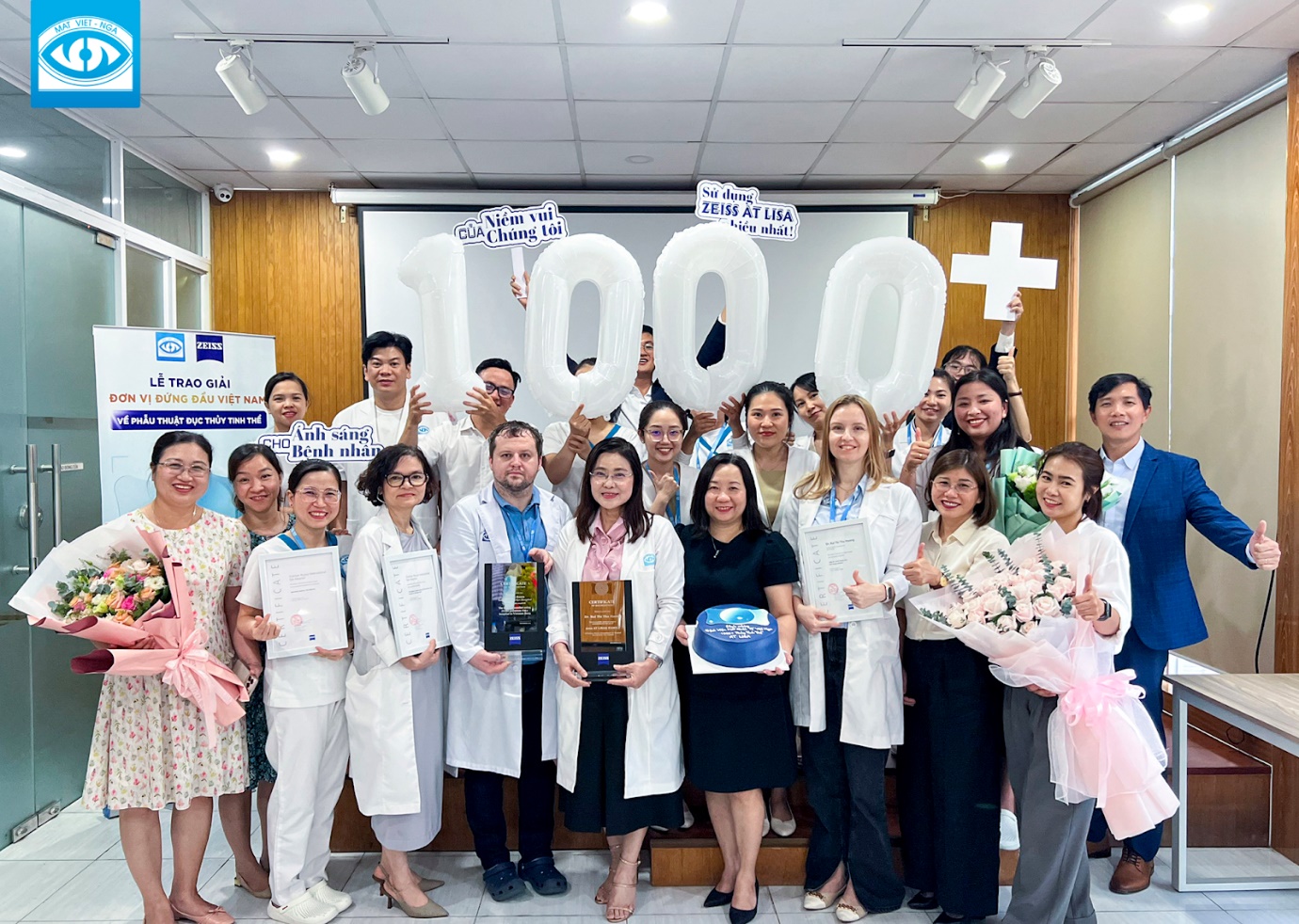 Mắt Việt - Nga nhận giải thưởng Số 1 Việt Nam về phẫu thuật thuỷ tinh thể đa tiêu - 1