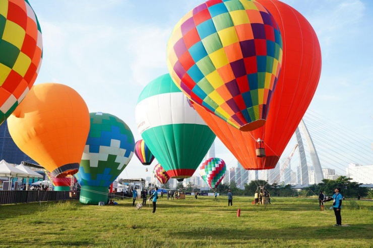 Người dân TP sẽ được trải nghiệm hoạt động dù lượn, trình diễn khinh khí cầu... Ảnh: THU TRINH