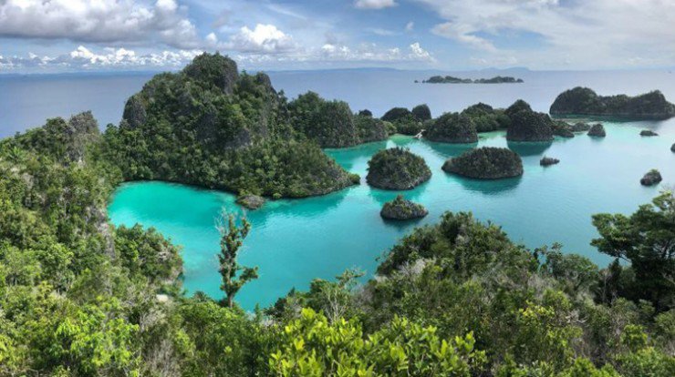 Quần đảo Raja Ampat, Indonesia: Được tạo thành từ hơn 1.500 hòn đảo, Raja Ampat là một trong những nơi ngoạn mục nhất trên trái đất. Nằm ở tỉnh Tây Papua ở Indonesia, bạn sẽ thấy những tảng đá phủ kín cây xanh cao chót vót trên mặt nước màu ngọc lục bảo. Các hòn đảo này là một phần của tam giác san hô trên đường xích đạo, vì vậy chúng cũng là nơi sinh sống của hệ&nbsp;sinh vật biển đa dạng nhất thế giới.&nbsp;
