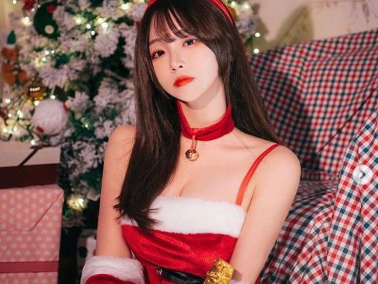 Ngoài váy áo, các cô gái còn tạo điểm nhấn cho outfit bằng các phụ kiện như mũ, găng tay, choker, tất lưới.
