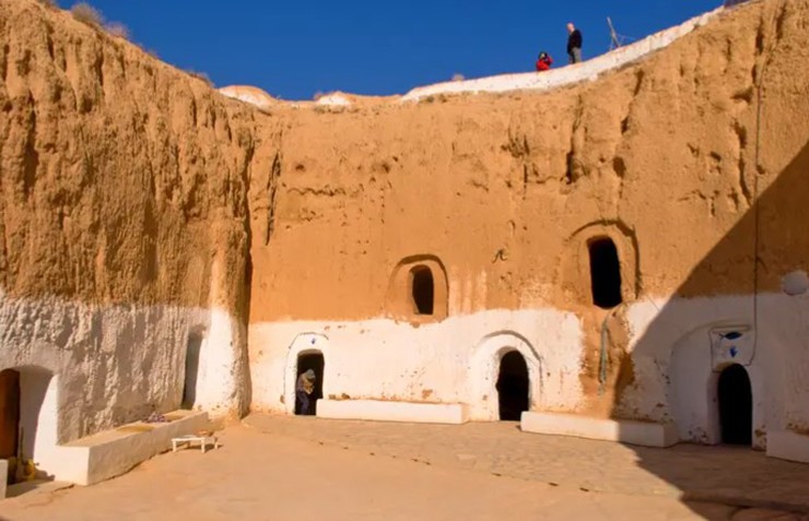 Một ngôi làng hang động Berber truyền thống ở Matmata, Tunisia mở cửa đón khách du lịch để quảng bá văn hóa địa phương. Các căn phòng và sân dưới lòng đất đã đón nhiều du khách sau cuộc cách mạng năm 2011 ở Tunisia.
