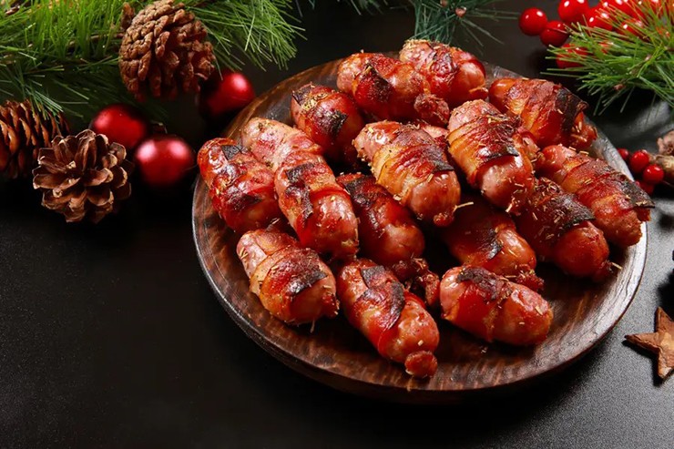 Pigs in a blanket (Lợn trong chăn) là một loại xúc xích được bọc trong bánh ngọt, nó thường được phục vụ như một món khai vị ở Mỹ.&nbsp;
