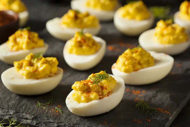 Deviled eggs (Trứng quỷ) là món ăn Giáng sinh nổi tiếng ở Đức, Pháp, Italia...
