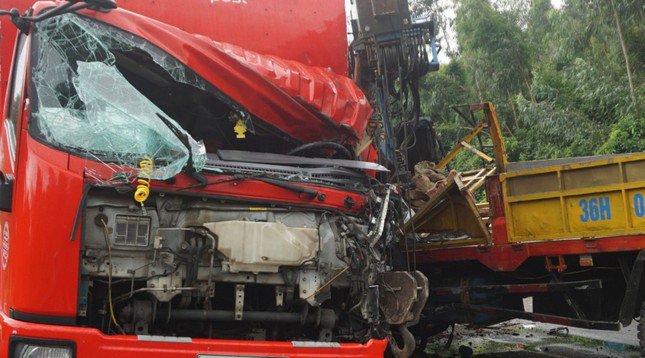 4 người mắc kẹt trong cabin sau tai nạn kinh hoàng trên đường tránh Nam Hải Vân - 2