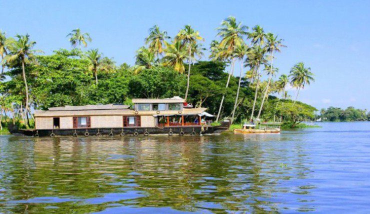 Thác nước Kerala, Ấn Độ: Kerala Backwaters là nơi có những cây cọ cao và đồn điền dừa tươi tốt bao quanh mê cung kênh rạch, sông, đầm và hồ ở miền nam Ấn Độ. Với 900km đường thủy yên tĩnh để khám phá, bạn có thể dành cả ngày lênh đênh trên nhà thuyền hoặc đắm mình trong những kỳ quan thiên nhiên dọc đường đi.&nbsp;
