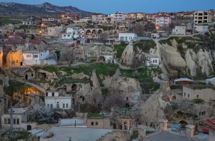 Cappadocia ở Thổ Nhĩ Kỳ nổi tiếng với những ngôi nhà hang động và một số ngôi nhà vẫn còn người sinh sống cho đến ngày nay. Ở Ürgüp, Cappadocia, người ta đã tạo ra những ngôi nhà và nhà kho từ những khối&nbsp;sa thạch tự nhiên xung quanh.
