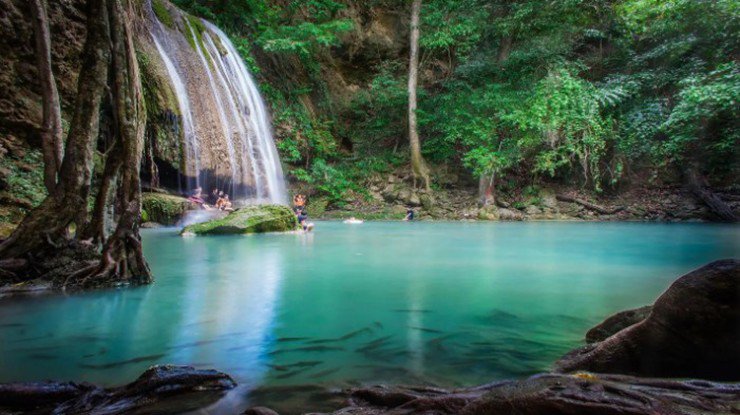 Kanchanaburi, Thái Lan: Kanchanaburi là một trong những viên ngọc ẩn mình&nbsp;ở Đông Nam Á. Nằm cách Bangkok nhộn nhịp khoảng hai giờ lái xe, thị trấn ven sông yên tĩnh này&nbsp;được bao quanh bởi rừng xanh, thác nước, di tích lịch sử và các con đường mòn tuyệt đẹp quanh thị trấn.
