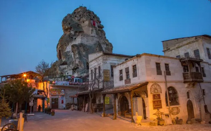 Một số ngôi nhà trong hang động ở Cappadocia hiện đã được biến thành khách sạn.&nbsp;Các chuyến tham quan hiện chỉ diễn ra một vài lần trong năm, số&nbsp;tiền thu được từ du khách sẽ được dùng vào việc trùng tu các ngôi nhà.
