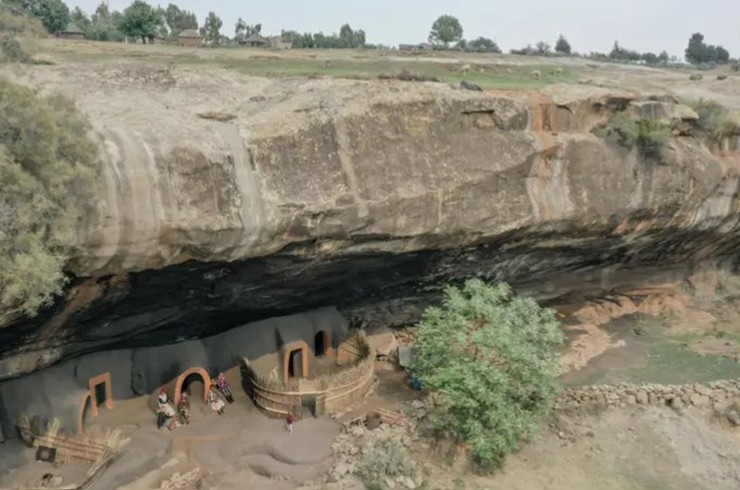 Các gia đình địa phương ở Lesotho, Nam Phi&nbsp;vẫn sống trong những ngôi nhà bùn truyền thống được gọi là hang Kome.
