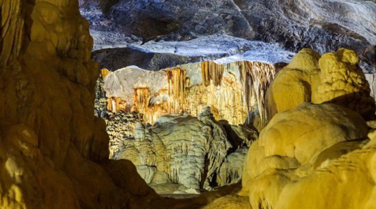 Vườn quốc gia Phong Nha - Kẻ Bàng, Việt Nam: Vườn quốc gia Phong Nha -&nbsp;Kẻ Bàng đã được UNESCO công nhận nằm ở phía bắc miền trung Việt Nam. Khu vực ngoạn mục này là nơi có những dòng sông uốn lượn, ngọn núi phủ đầy rừng rậm và hang động đá vôi lâu đời nhất thế giới, được hình thành cách đây hơn 400 triệu năm. Nó còn là nơi có hang Sơn Đoòng, hang động lớn nhất thế giới.&nbsp;
