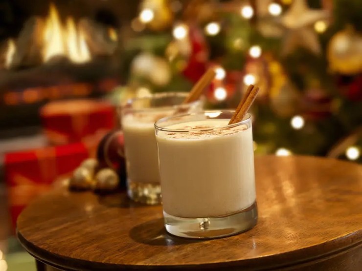 Eggnog là một loại đồ uống làm từ trứng, sữa tươi, kem và một số hương liệu khác. Đây là thức uống truyền thống của nhiều quốc gia trong đêm Giáng sinh.
