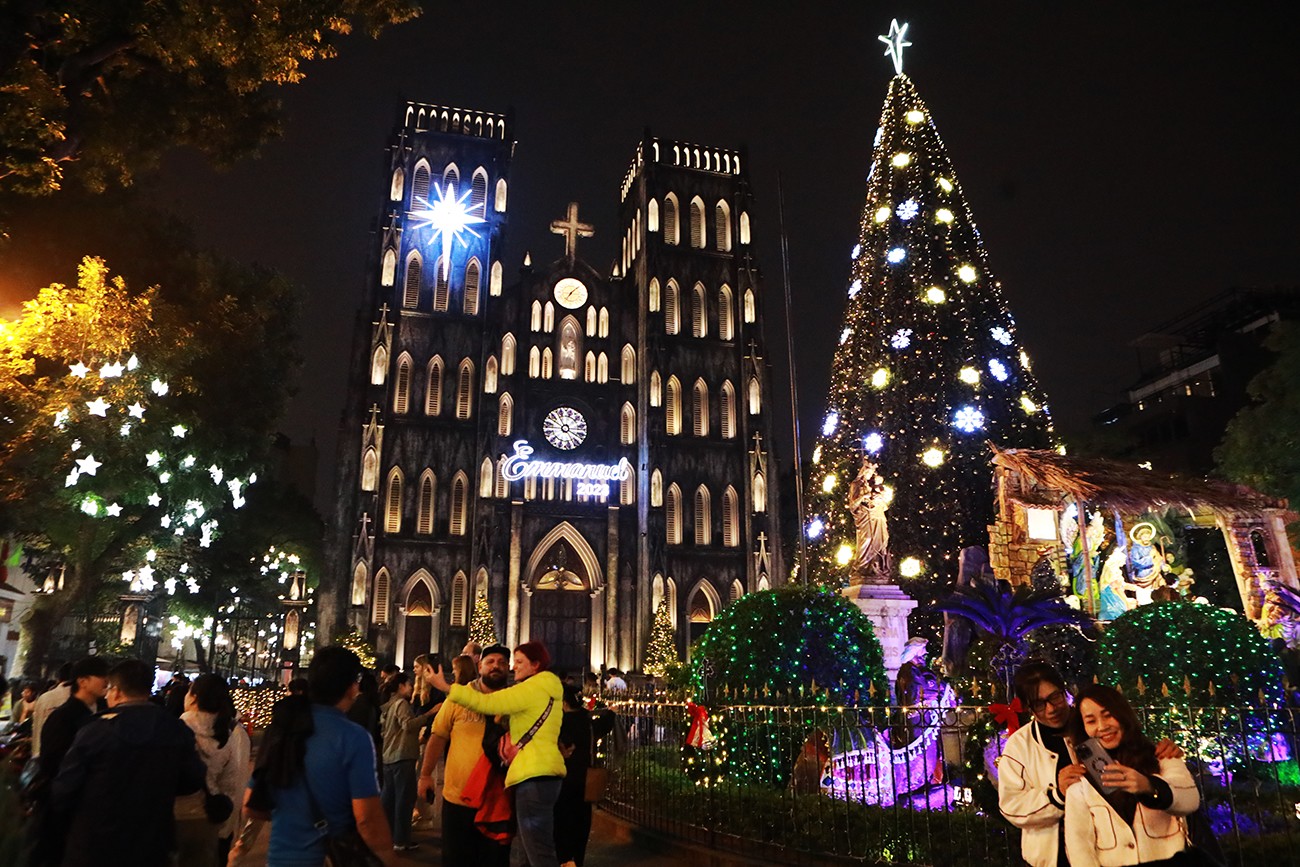 Cây thông khổng lồ lung linh cạnh nhà thờ nổi tiếng ở Hà Nội - 1