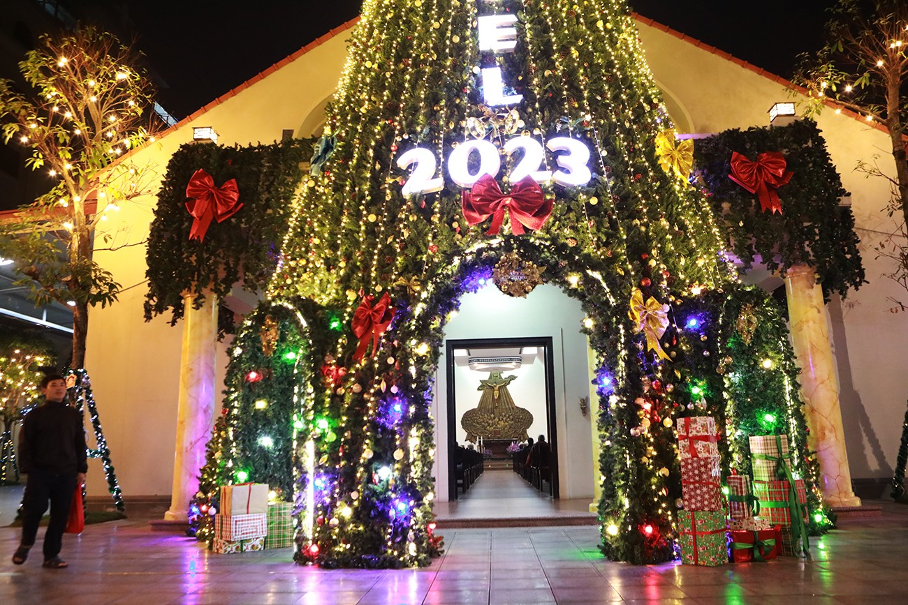 Cây thông khổng lồ lung linh cạnh nhà thờ nổi tiếng ở Hà Nội - 14