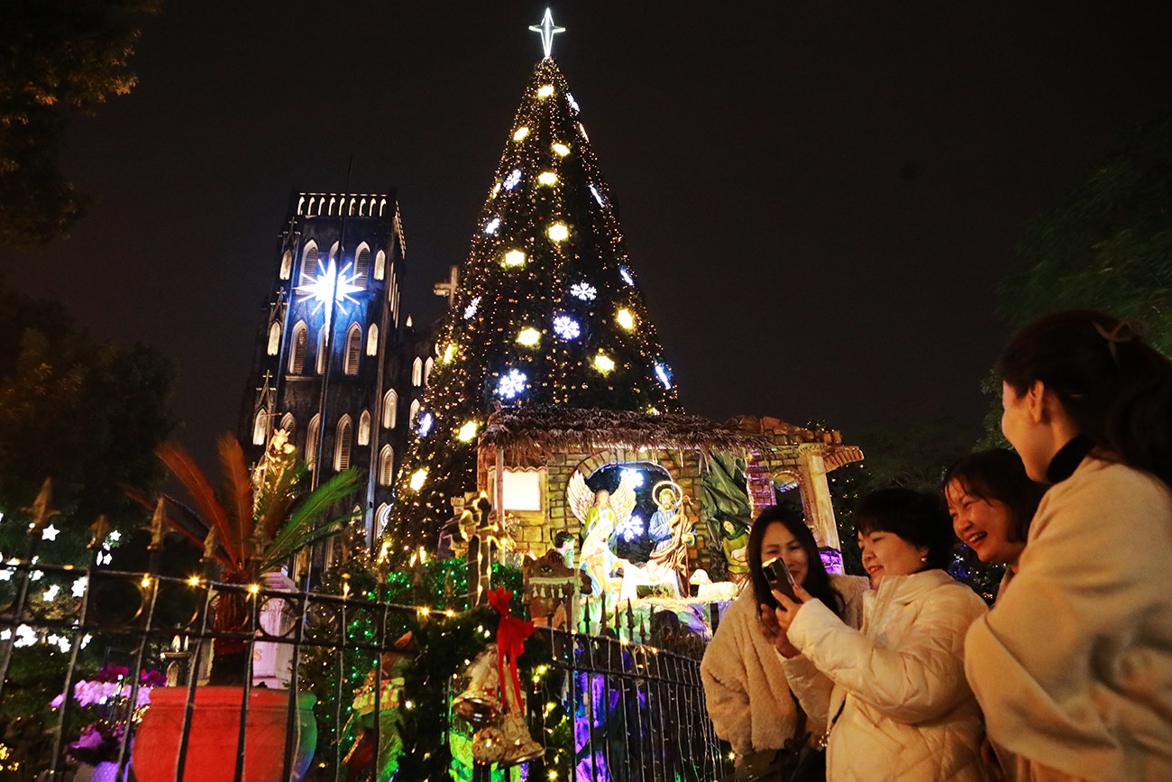 Cây thông khổng lồ lung linh cạnh nhà thờ nổi tiếng ở Hà Nội - 2