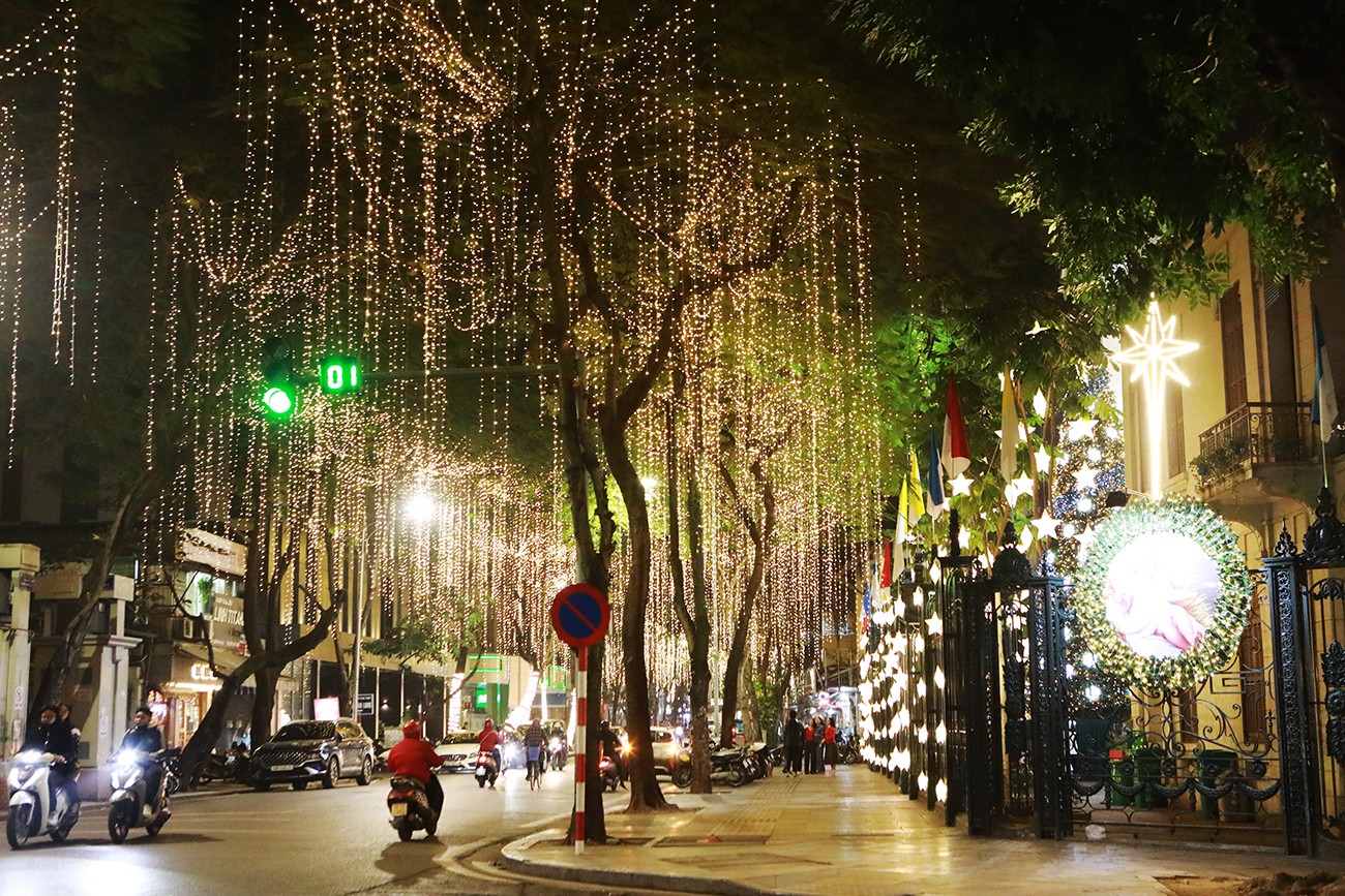 Cây thông khổng lồ lung linh cạnh nhà thờ nổi tiếng ở Hà Nội - 7