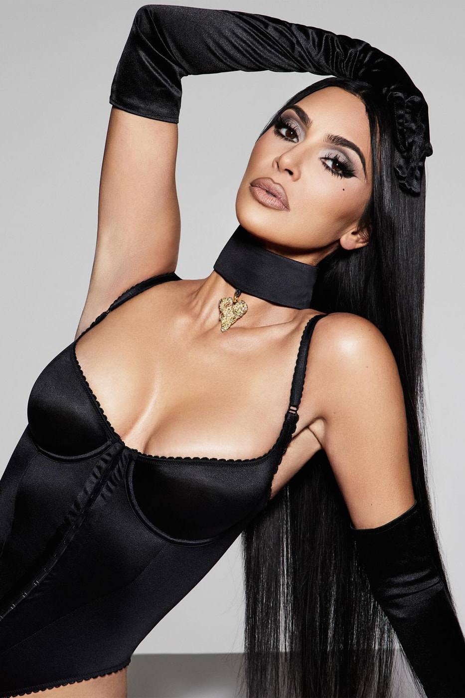 Kim Kardashian tạo dáng quyến rũ, kết hợp thương hiệu cá nhân với nhãn kim hoàn xa xỉ - 9