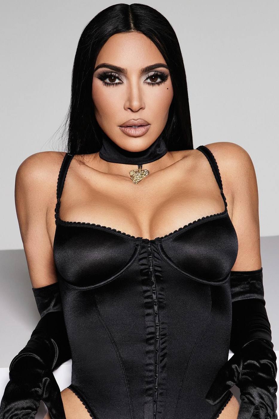 Kim Kardashian tạo dáng quyến rũ, kết hợp thương hiệu cá nhân với nhãn kim hoàn xa xỉ - 8