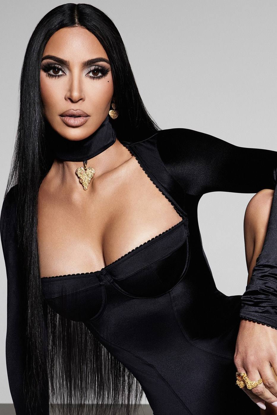 Kim Kardashian tạo dáng quyến rũ, kết hợp thương hiệu cá nhân với nhãn kim hoàn xa xỉ - 6