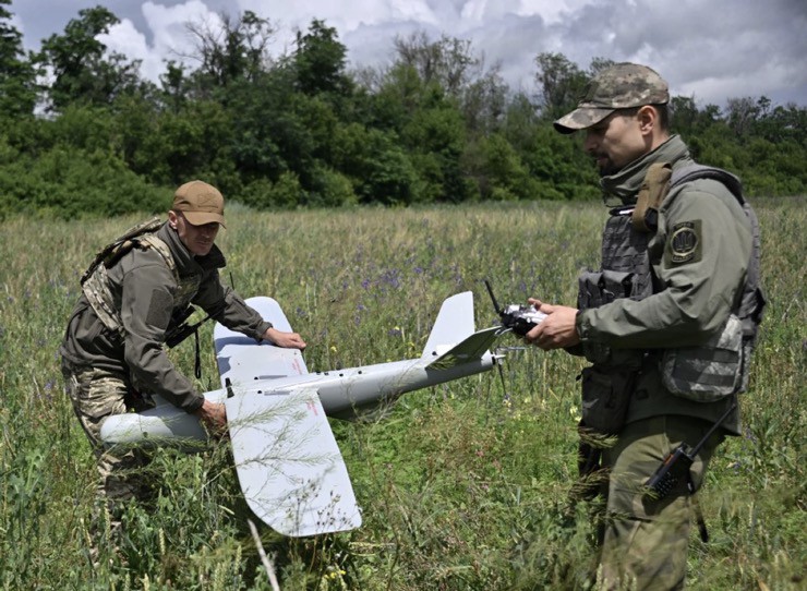 Quân nhân Ukraine kiểm tra tình trạng một UAV trinh sát sau khi nó hạ cánh ở vùng Donetsk.