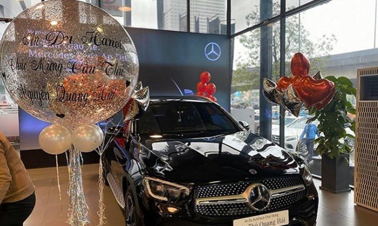 Năm 2020, Quang Hải mua chiếc&nbsp;Mercedes-Benz GLC 300. Chiếc xe này có giá hơn 2 tỷ đồng.
