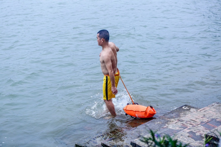 Nhiều người vẫn tắm dưới sông Hồng bất chấp cái lạnh 