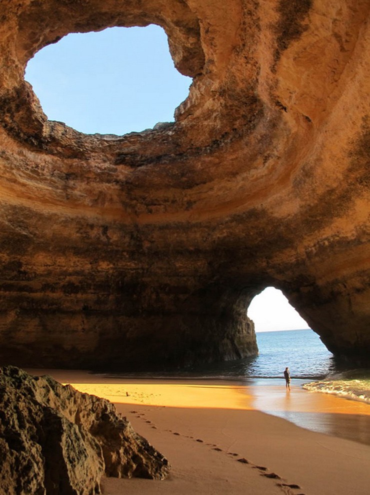 Hang biển ở Algarve, Bồ Đào Nha: Hang động biển tuyệt đẹp này nằm gần bãi biển Benagil ở vùng Algarve của Bồ Đào Nha. Đáy hang được bao phủ bởi cát mịn, trên mái có “cửa sổ' nhìn lên bầu trời. 
