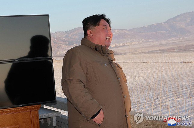 Chủ tịch Triều Tiên Kim Jong-un giám sát vụ phóng ICBM Hwasong-18 hôm 18/12. Ảnh: Yonhap