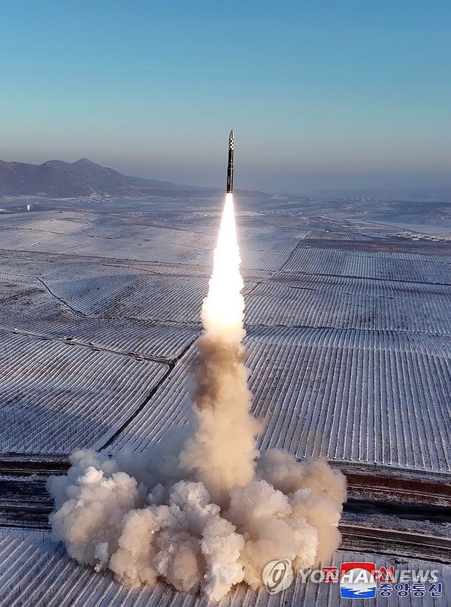 ICBM Hwasong-18 trong vụ phóng hồi đầu tuần. Ảnh: Yonhap