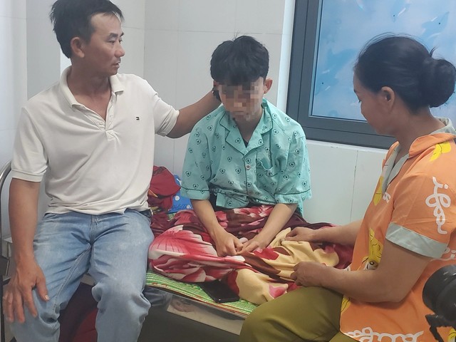 Một học sinh lớp 10 ở Bình Định bị nhóm bạn cùng trường đánh gãy xương mũi - 1