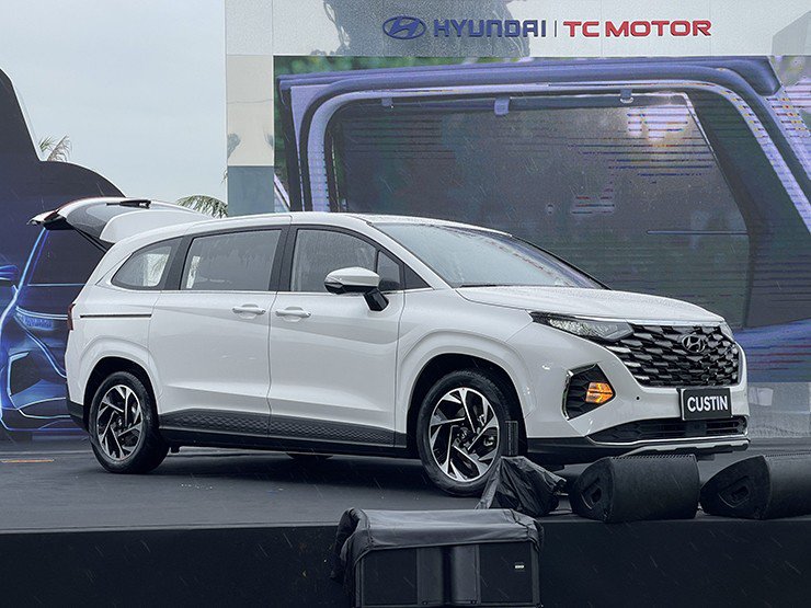 Hyundai Custin giảm giá 40 triệu đồng để hút khách