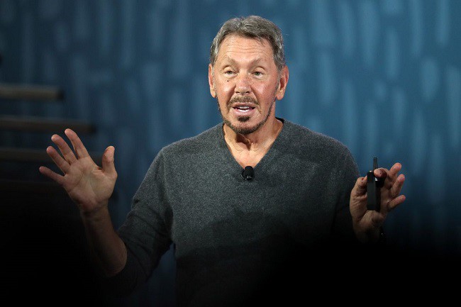 Nhìn lại quãng đời thơ ấu của mình, Larry Ellison nói, chính cuộc sống khó khăn đã tôi luyện cho tôi sức bền trước những thách thức, sự tự đứng lên sau mỗi lần vấp ngã.
