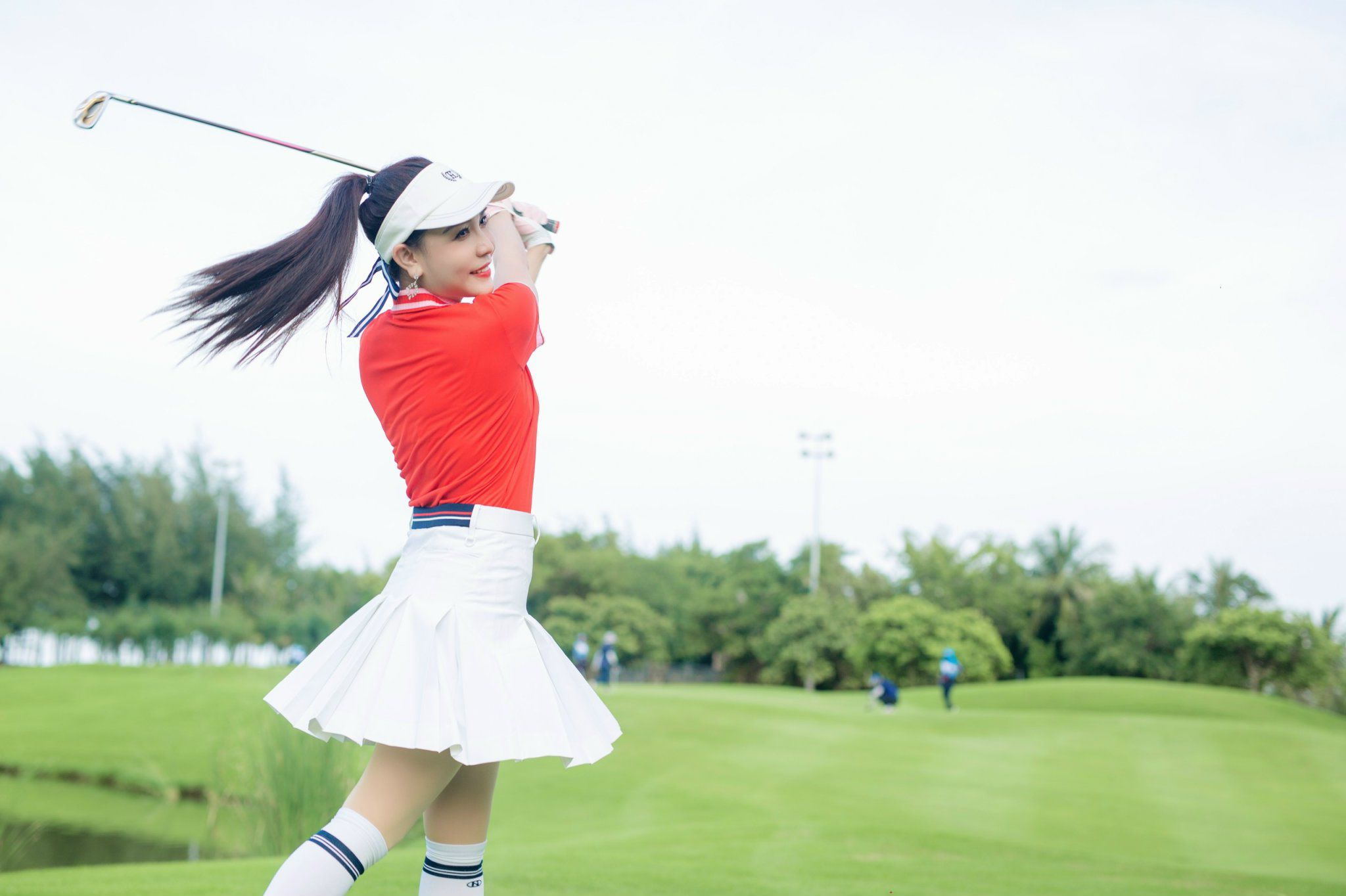 Á hậu Nhật Lâm tiết lộ bí quyết chọn thời trang chơi golf - 1