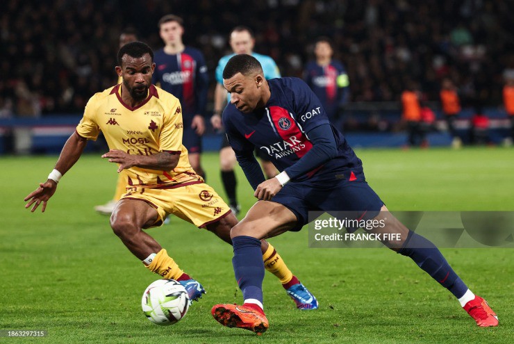 Mbappe (áo sẫm) tỏa sáng với cú đúp