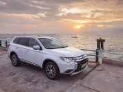 Tin tức ô tô - Giá xe Mitsubishi Outlander tháng 12/2023, ưu đãi 100% LPTB và quà tặng