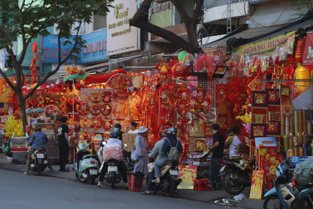 Hai bên tuyến đường Hải Thượng Lãn Ông tràn ngập sắc màu của các vật phẩm trang trí Tết với gam chủ đạo là màu đỏ đặc trưng