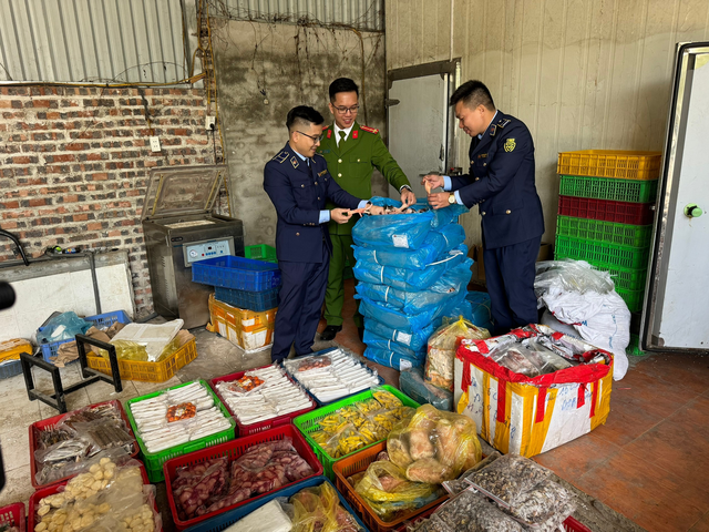 Kho hàng 'cửa đóng then cài' bán hàng trăm đơn thực phẩm chảy nước, bốc mùi hôi thối- Ảnh 2.