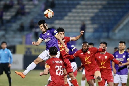 Video bóng đá Hà Nội - Hà Tĩnh: Đòn đau phút 23, ngoại binh cứu rỗi (V-League)