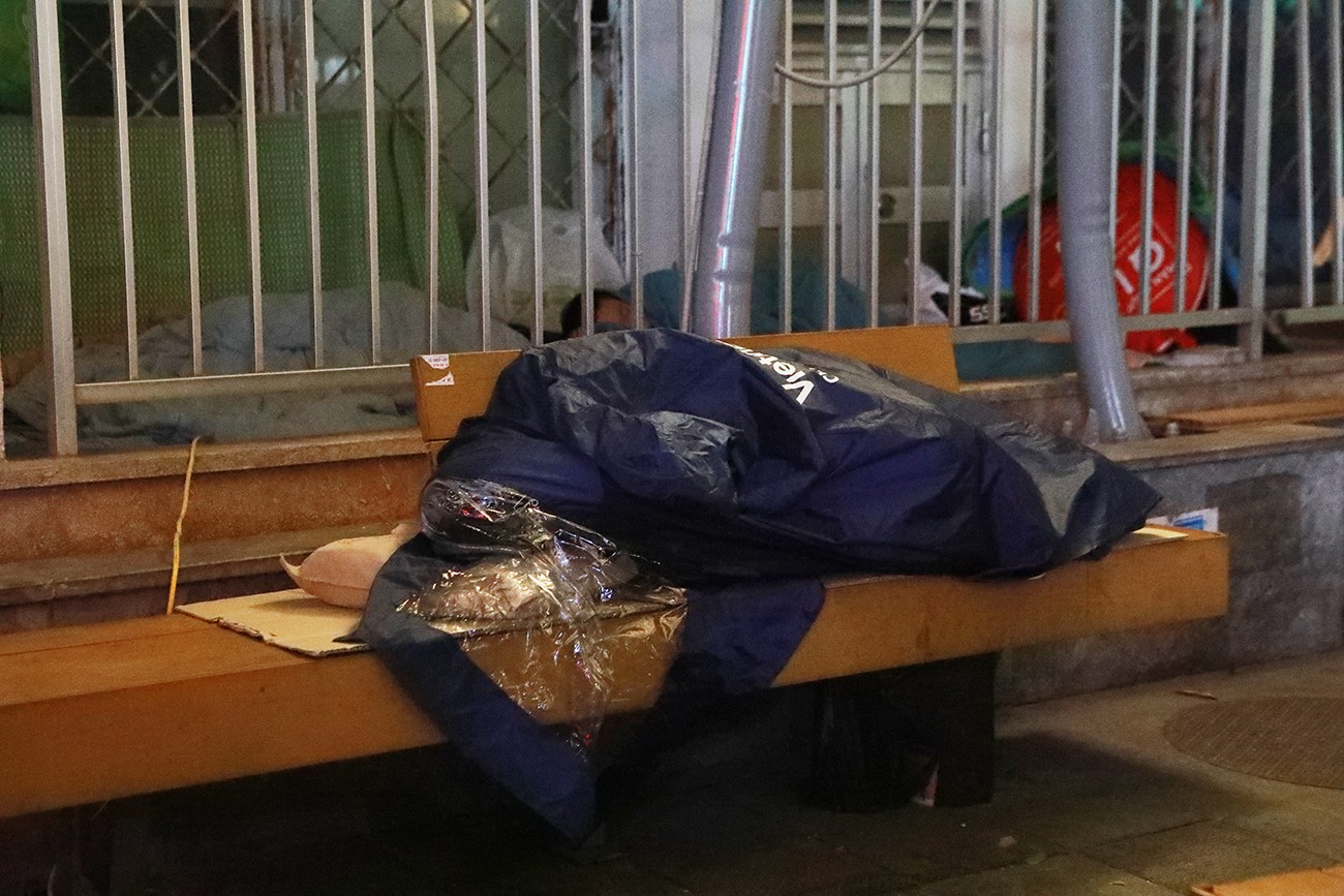 Người nhà bệnh nhân dùng áo mưa thay chăn, ngủ ngoài trời trong đêm rét buốt - 4
